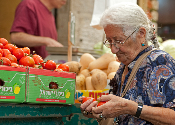 market - tomatoes